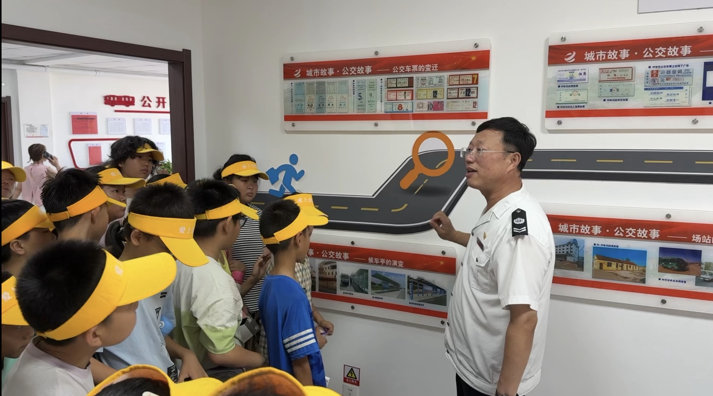 福山公司攜手愛(ài)上托管 解鎖“公交里的 大世界”