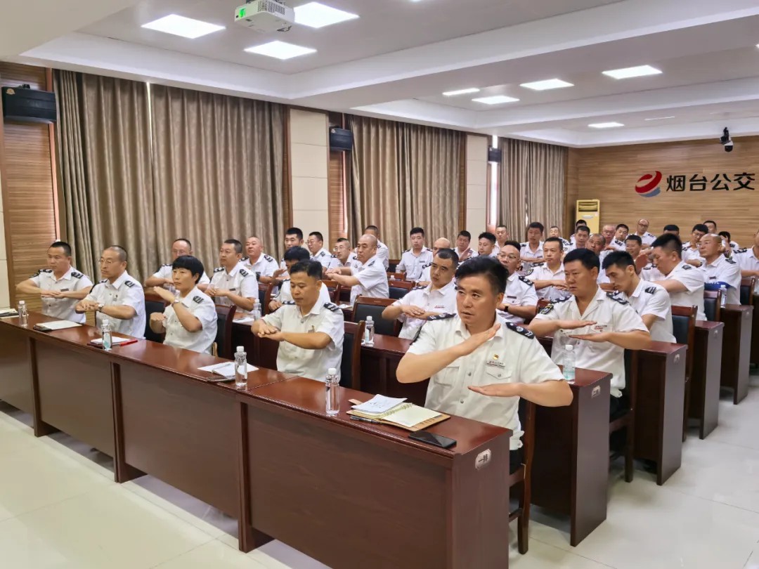 公交駕駛員學(xué)雙語(yǔ)，服務(wù)升級(jí)暖人心 煙臺(tái)公交集團(tuán)開(kāi)展品牌線路駕駛員英語(yǔ)、手語(yǔ)專項(xiàng)培訓(xùn)